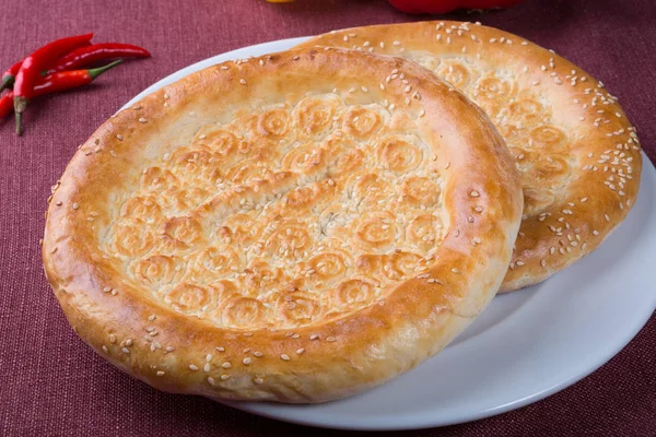 Uzbek Traditional Baked Fresh Flatbread Plate — Stock Photo, Image