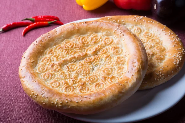 Uzbek Traditional Baked Fresh Flatbread Plate — Stock Photo, Image