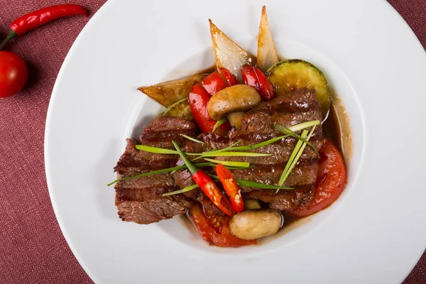 Izgara dana biftek pişmiş sebze ile Asya tarzı