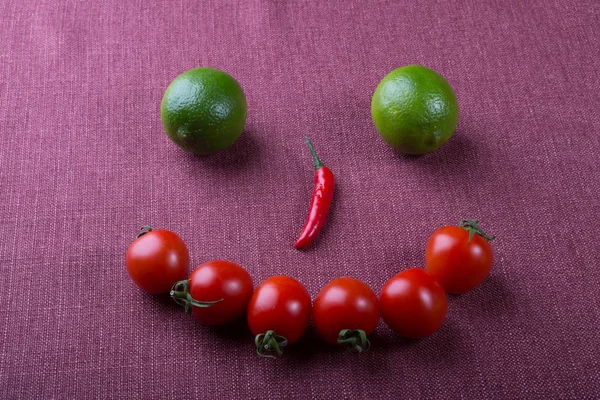 Lustiges Gesicht Aus Verschiedenen Gemüse Und Obstsorten — Stockfoto