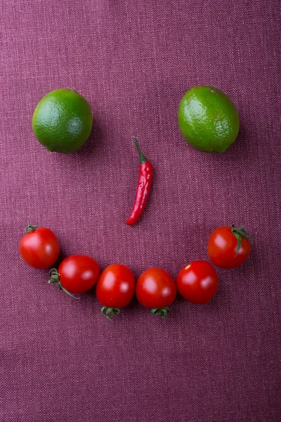 Lustiges Gesicht Aus Verschiedenen Gemüse Und Obstsorten — Stockfoto