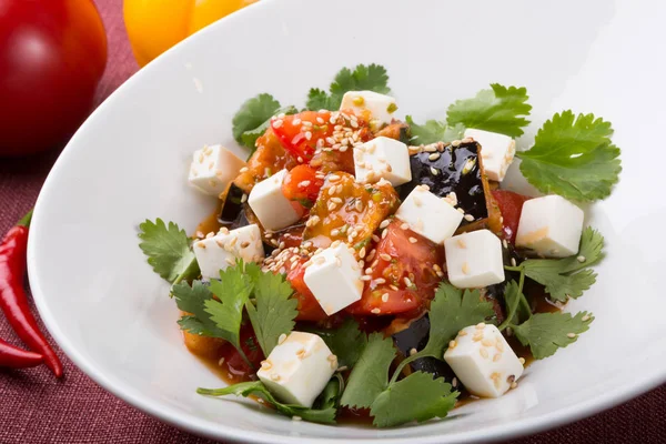 Aubergine Salade Met Gemengde Groenten Kruiden — Stockfoto