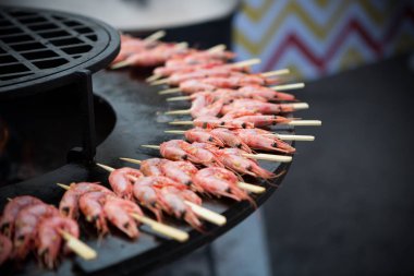 Karides Ahşap şiş bir ızgara üzerinde