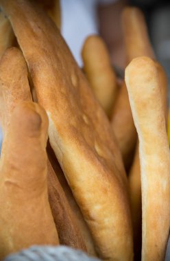 Bir piyasada bir ekranda Asya gözleme