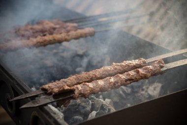 Metal şiş ızgara kebap et