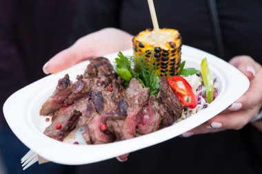 Plaka ile hazırlanmış dana biftek ve ızgara mısır