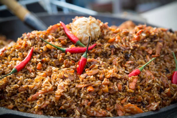 Tradisional pilaf piring nasi dalam kuali — Stok Foto