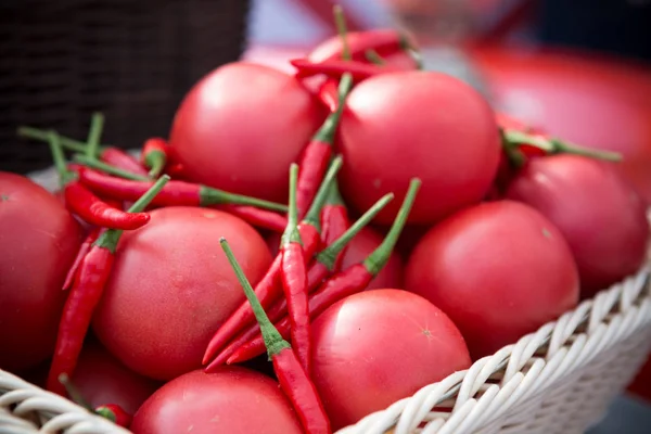 Ganze rote Tomaten und Chilischoten — Stockfoto