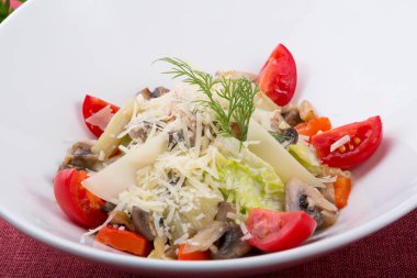 Klasik Sezar salatası parmesan peyniri ile