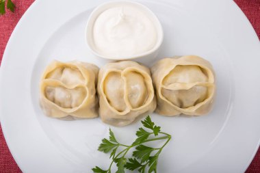 Asya manty çanak ile et dolması