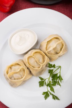 Asya manty çanak ile et dolması