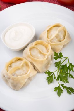 Asya manty çanak ile et dolması