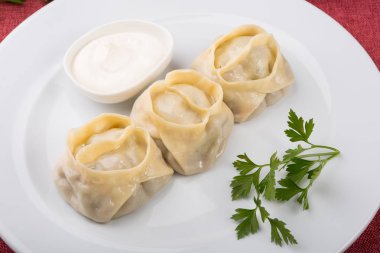 Asya manty çanak ile et dolması