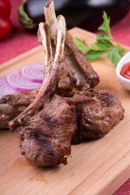 Ketçap ile hizmet ızgara Kuzu pirzola