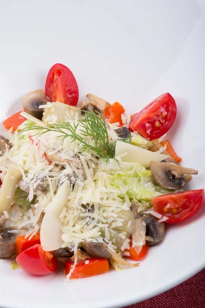 Salada clássica de césar com queijo parmesão — Fotografia de Stock