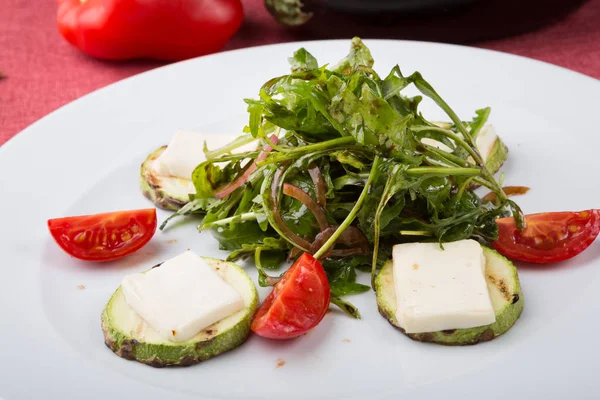 Salade van gegrilde kaas gemengd met rucola — Stockfoto