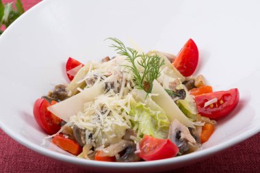 Klasik Sezar salatası parmesan peyniri ile