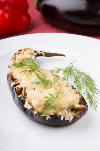 Баклажан, запеченный с сыром пармезан — стоковое фото