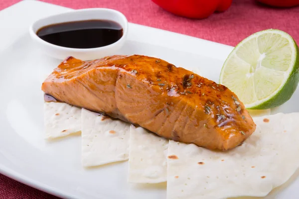 Baled salmon steak served with lime — Stock Photo, Image