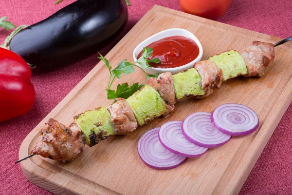 Gegrilltes Fleisch und Zucchini am Metallspieß — Stockfoto