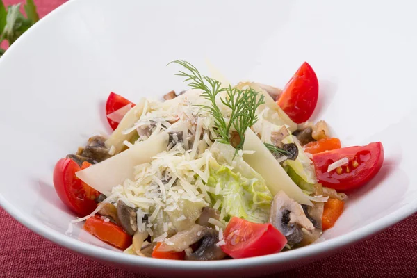 Salada clássica de césar com queijo parmesão — Fotografia de Stock