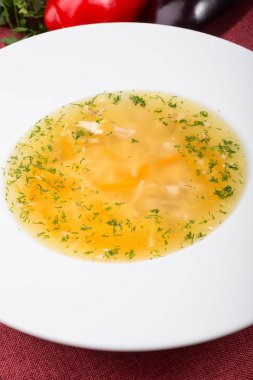 Pırasa ile hizmet sarı tavuk çorbası