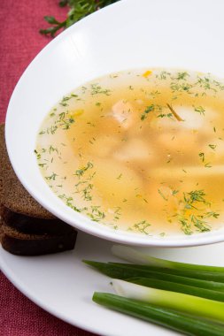 Pırasa ile hizmet sarı tavuk çorbası