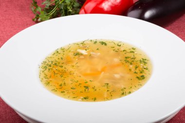 Pırasa ile hizmet sarı tavuk çorbası