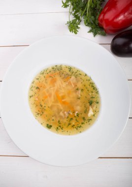 Pırasa ile hizmet sarı tavuk çorbası