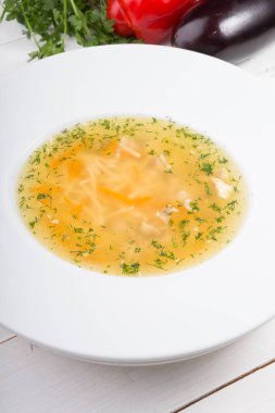 Pırasa ile hizmet sarı tavuk çorbası