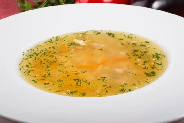 Sopa de pollo amarillo servido con puerro —  Fotos de Stock