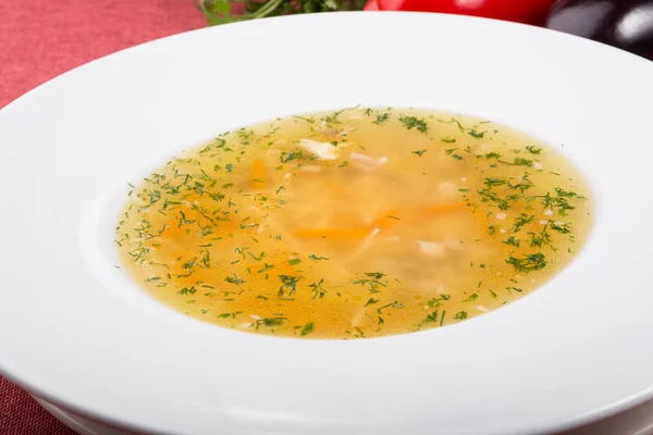 부추와 함께 노란색 닭고기 수프 — 스톡 사진