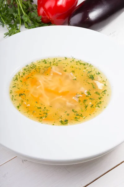 부추와 함께 노란색 닭고기 수프 — 스톡 사진