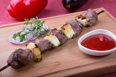 Bir şiş üzerinde kabak ile ızgara et