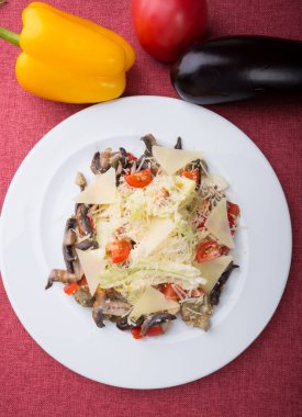 Bir tabakta vejetaryen Sezar salatası