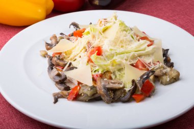 Bir tabakta vejetaryen Sezar salatası