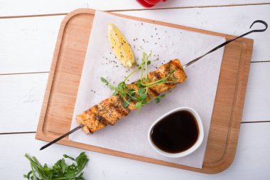 Bir şiş üzerinde deniz ürünleri Somon ızgara