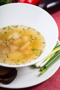 Pırasa ile hizmet sarı tavuk çorbası