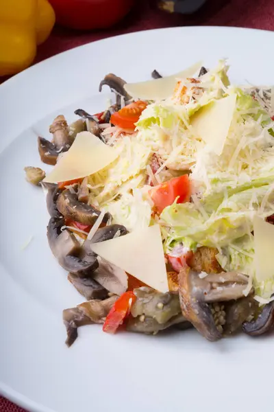 Bir tabakta vejetaryen Sezar salatası