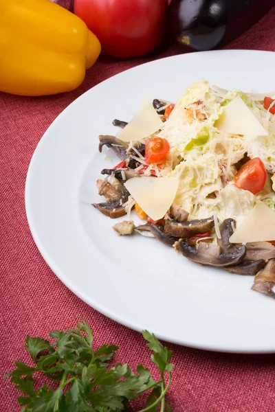 Vegetarisk Ceasarsallad serveras på en tallrik — Stockfoto