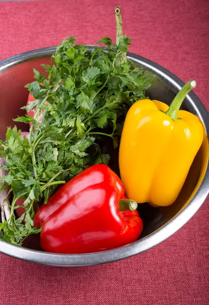 Poivron au persil dans un bol en métal dans la cuisine — Photo