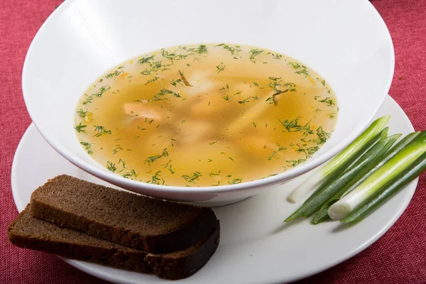 Sopa de pollo amarillo servido con puerro —  Fotos de Stock