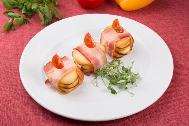 Fırında pastırma patates aperatif ile