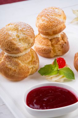 Fransız tatlılar suffed krema ile pişmiş