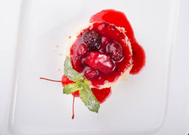 Kek çilek ve kırmızı şurubu