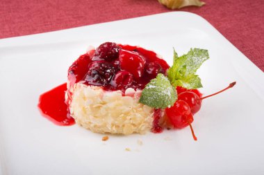 Kek çilek ve kırmızı şurubu