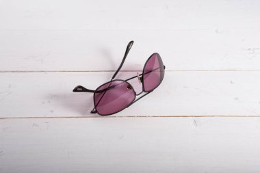 Bir beyaz tahta üzerinde erkek güneş gözlüğü