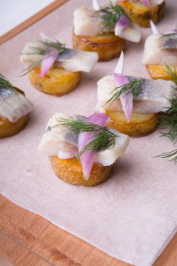 Patates ve dereotu ile tuzlu ham ringa balığı