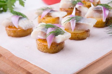 Patates ve dereotu ile tuzlu ham ringa balığı