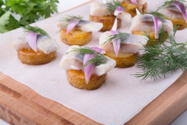 Patates ve dereotu ile tuzlu ham ringa balığı